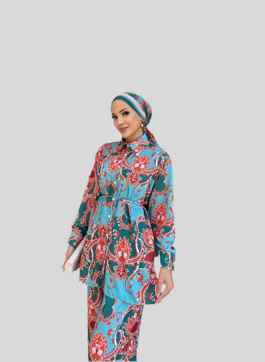 Long tunic with front buttons and a flattering cinched waist